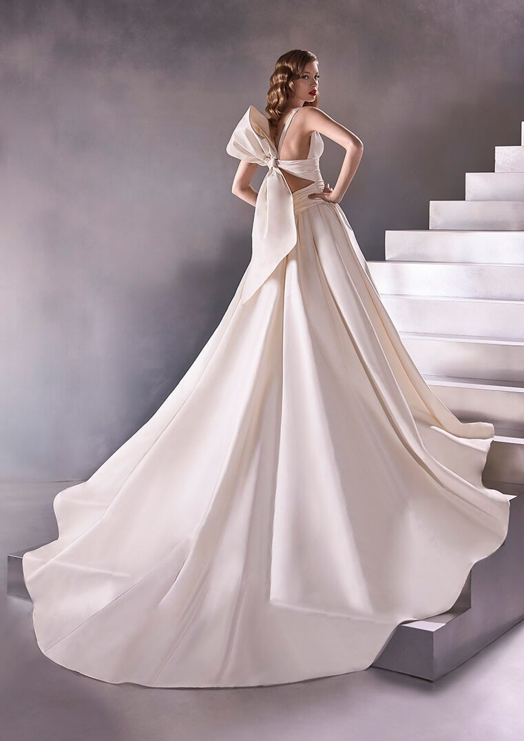Princess wedding gown, bow sculptured back Modes Bridal NZ
