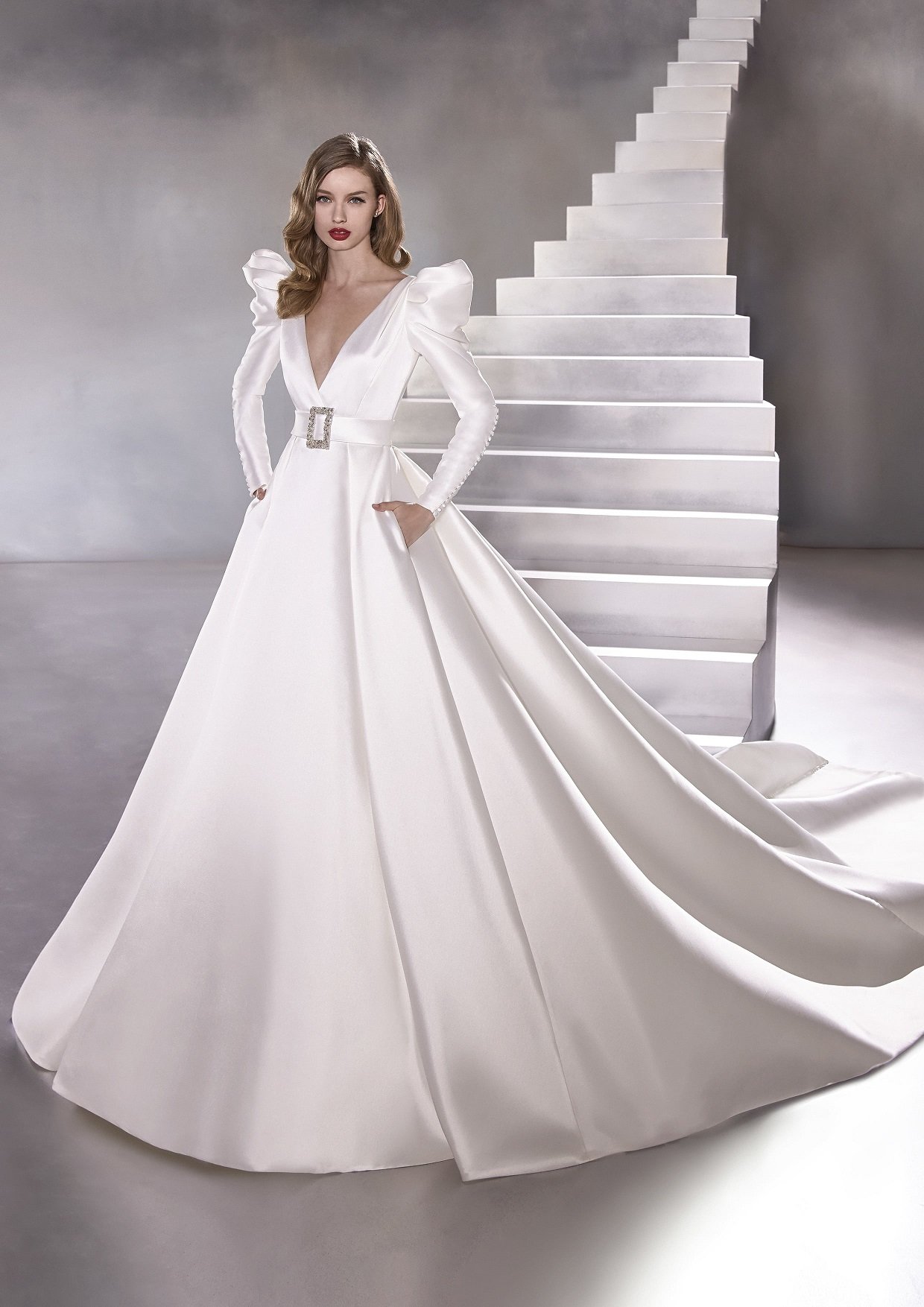 Dramatic puffed shoulders princess wedding gown Modes
