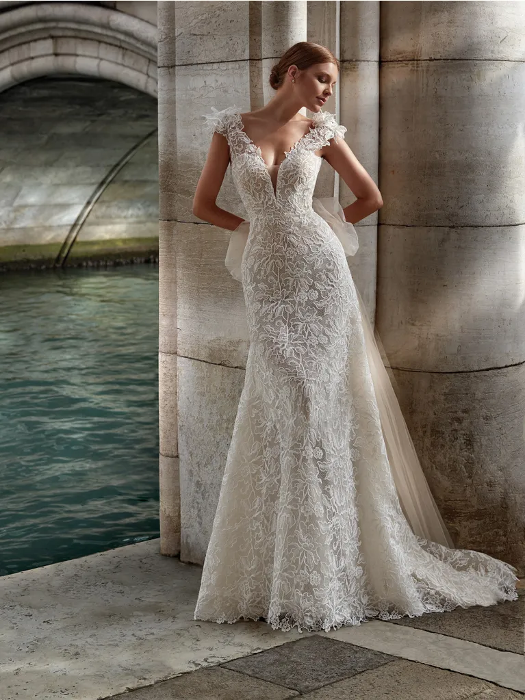 Extraordinary mermaid wedding dress in guipure lace with V-neck | Modes NZ